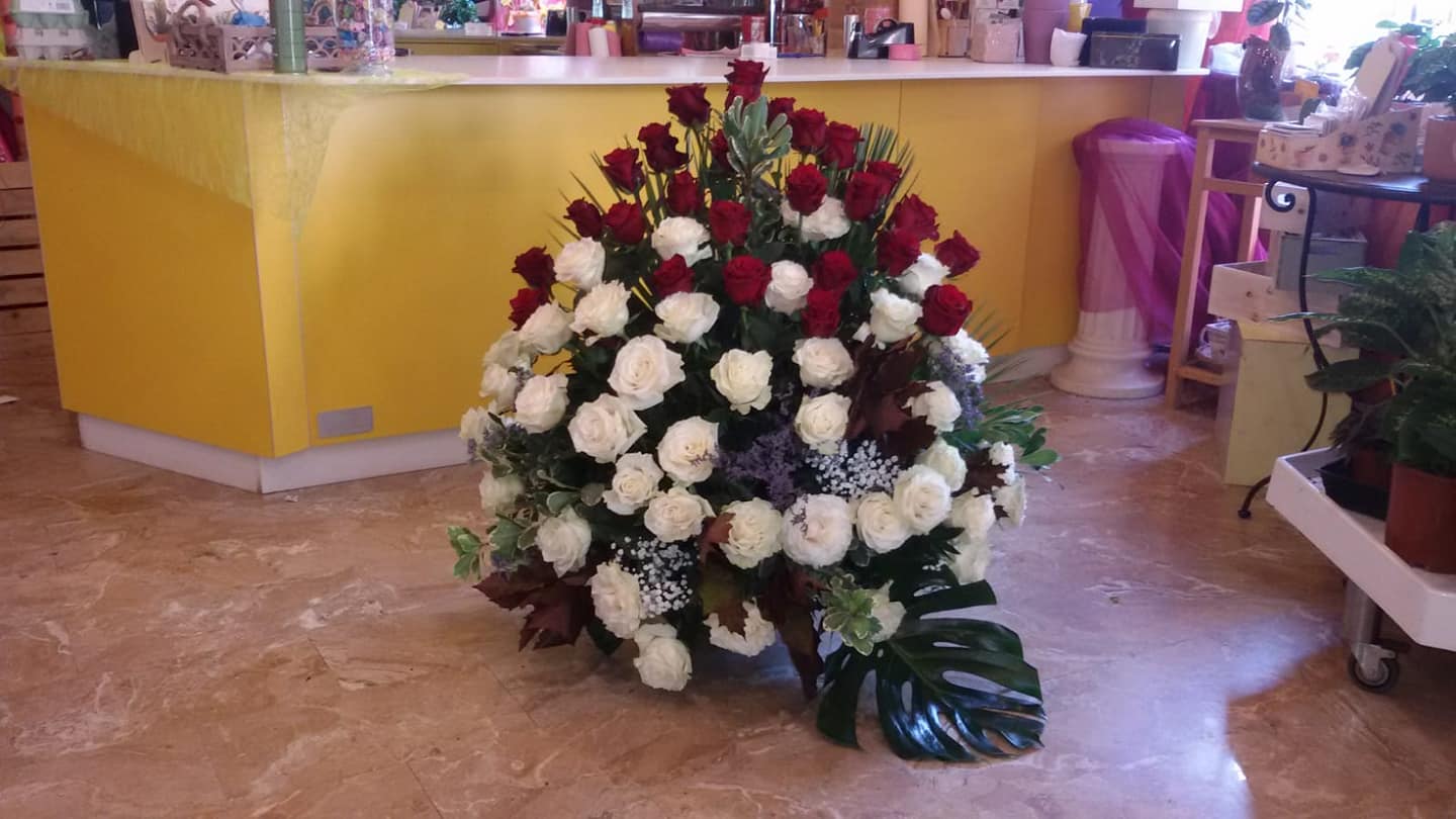 Cesto Funebre Rose Bianche e Rosse Fioreria Bruseghini Besenello Trento